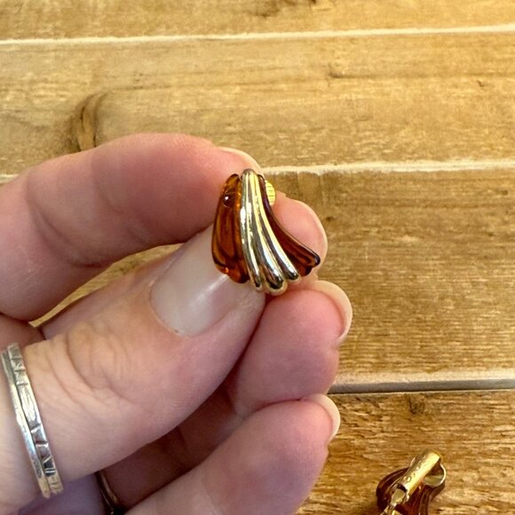 Vintage 70's Avon Tortoise & Gold Toned Clip On Earrings - Picture 3 of 5